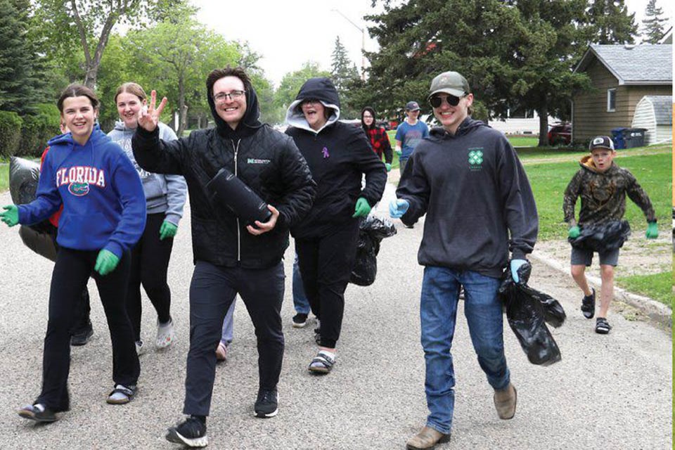 People helping with last year’s Moosomin Community Cleanup.