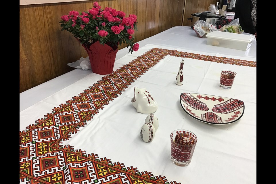Seniors from Edam joined members of the Meota Do Drop In April 20 for a special Ukrainian lunch. Displayed were a Ukrainian tablecloth and tableware from Vivianne Lesko, Easter eggs in two glasses from Eileen Bru and the door prize that went to Elaine L’Heureux from Edam. 