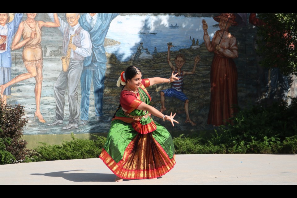 Abanti Banerjee does a classical dance performance called ‘Ranga Pravesham‘ which means an invitation to the stage to enjoy the event.