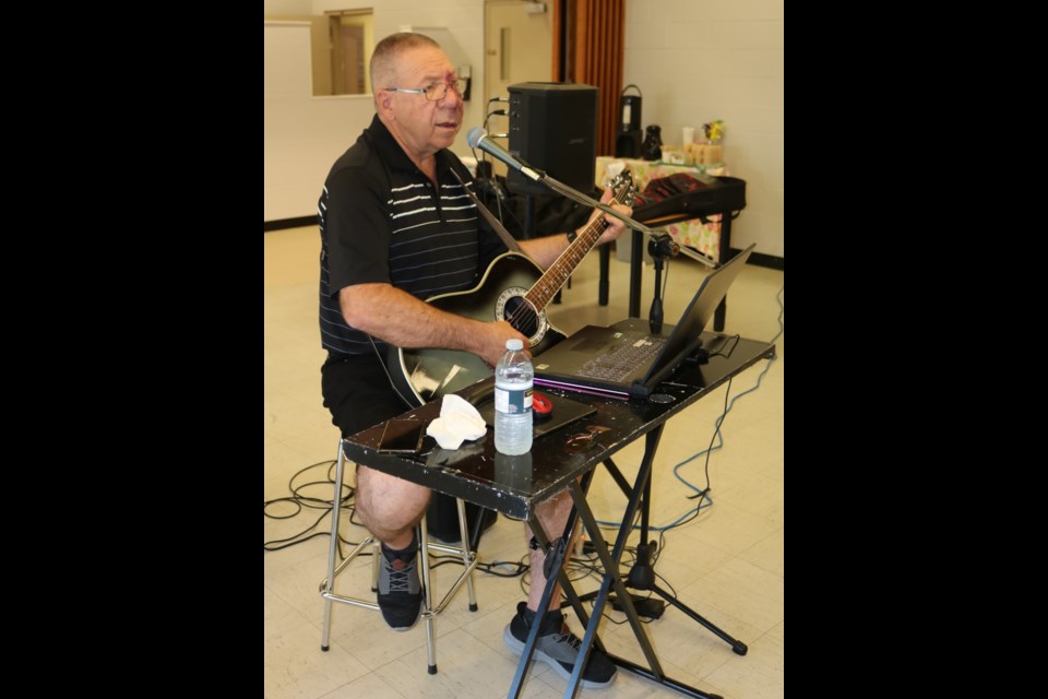  Lawrence Kitz performing at Country Meadow.