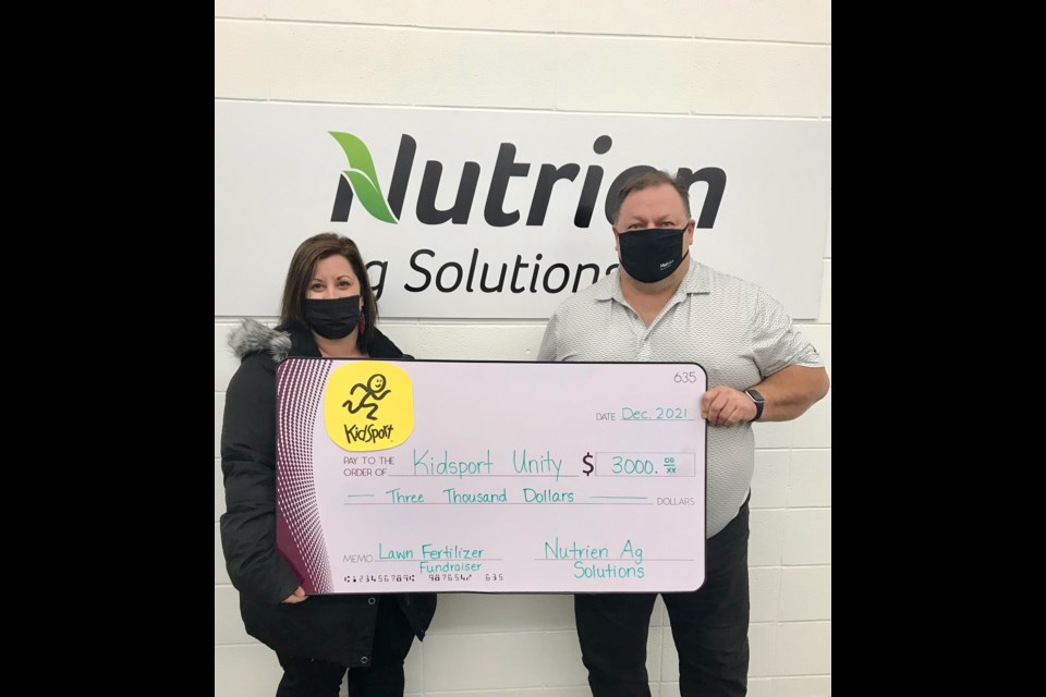 A successful lawn fertizlier program generated a $3,000 donation from Nutrien Ag Solutions.  Shown here Lindsay Gampe, Nutrien, presenting to Unity KidSport committee representative Nicole Headrick.