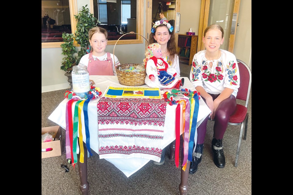 Varvara, Nika and Sophia made and sold bracelets to raise funds for Ukrainian humanitarian aid.