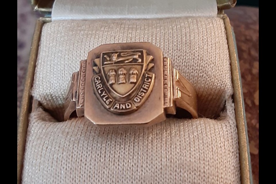 This ring was given to veterans who returned from the First and Second World Wars, or to the families of those who lost their lives.
