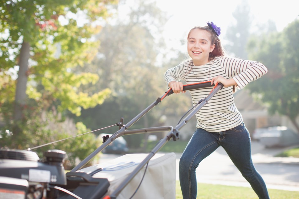 gettyimages-lawnmowing