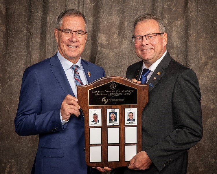 lg-mirasty-presents-engineering-award-to-dwayne-gelowitz