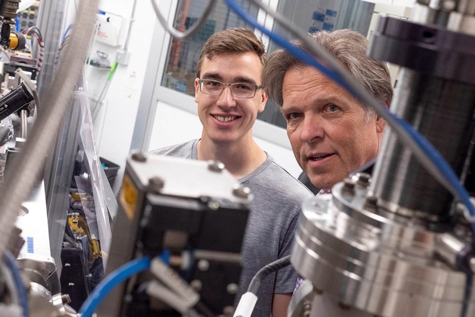 USask undergraduate student Cody Somers with supervisor Dr. Alexander Moewes (PhD). 