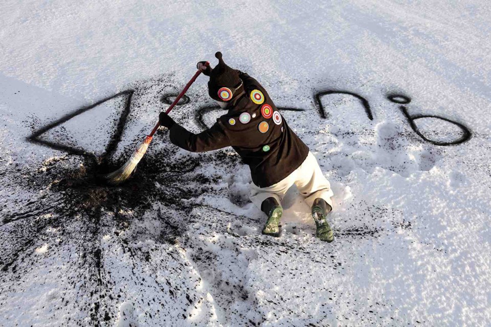 Meryl McMaster, Echoes Across The Field, 2022, Pigment print on archival paper mounted to aluminum composite panel, 101.6 x 152.4 cm. Collection of Remai Modern. Purchased with the support of the Frank and Ellen Remai Foundation, 2023.