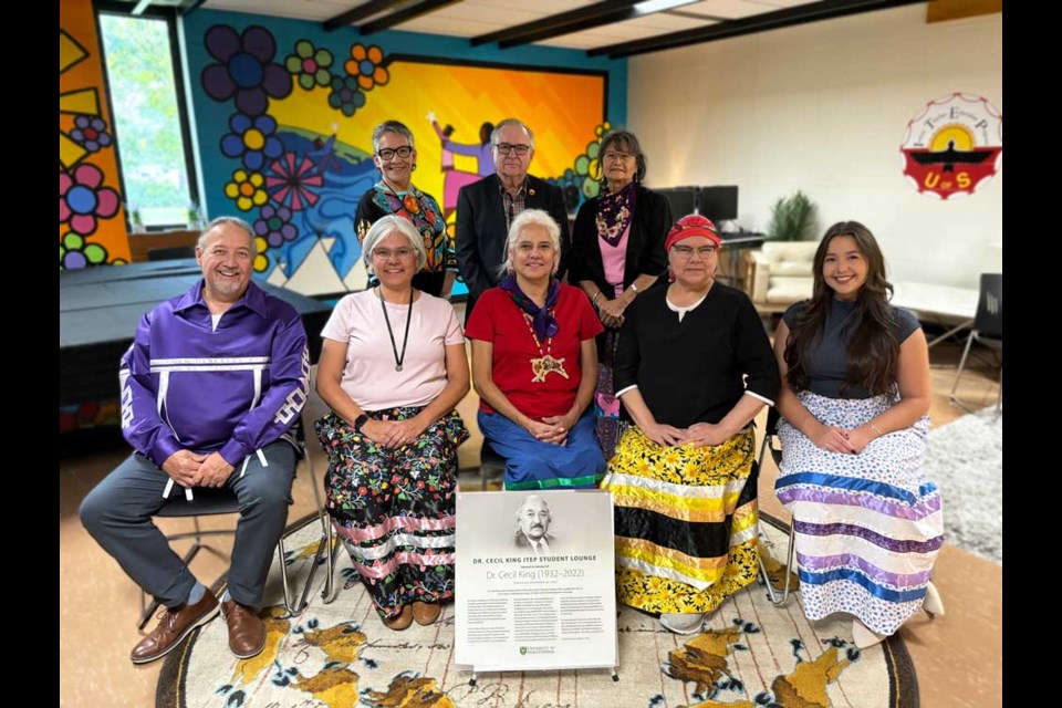 Back row: Elder Judy Pelly, former ITEP director Orest Murawsky, ITEP graduate Sharon Chicoose. Front row: Troy Maracle, Shoo-Shoo King-Maracle, Alanis King, Anna-Leah King, B'Elanna Maracle. Mural art by Kevin Pee-ace. 