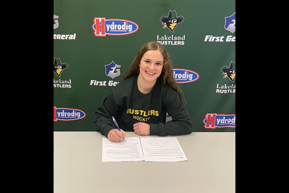 17-year-old Brooklyn Salewski has signed with Lakeland Rustlers female hockey team.