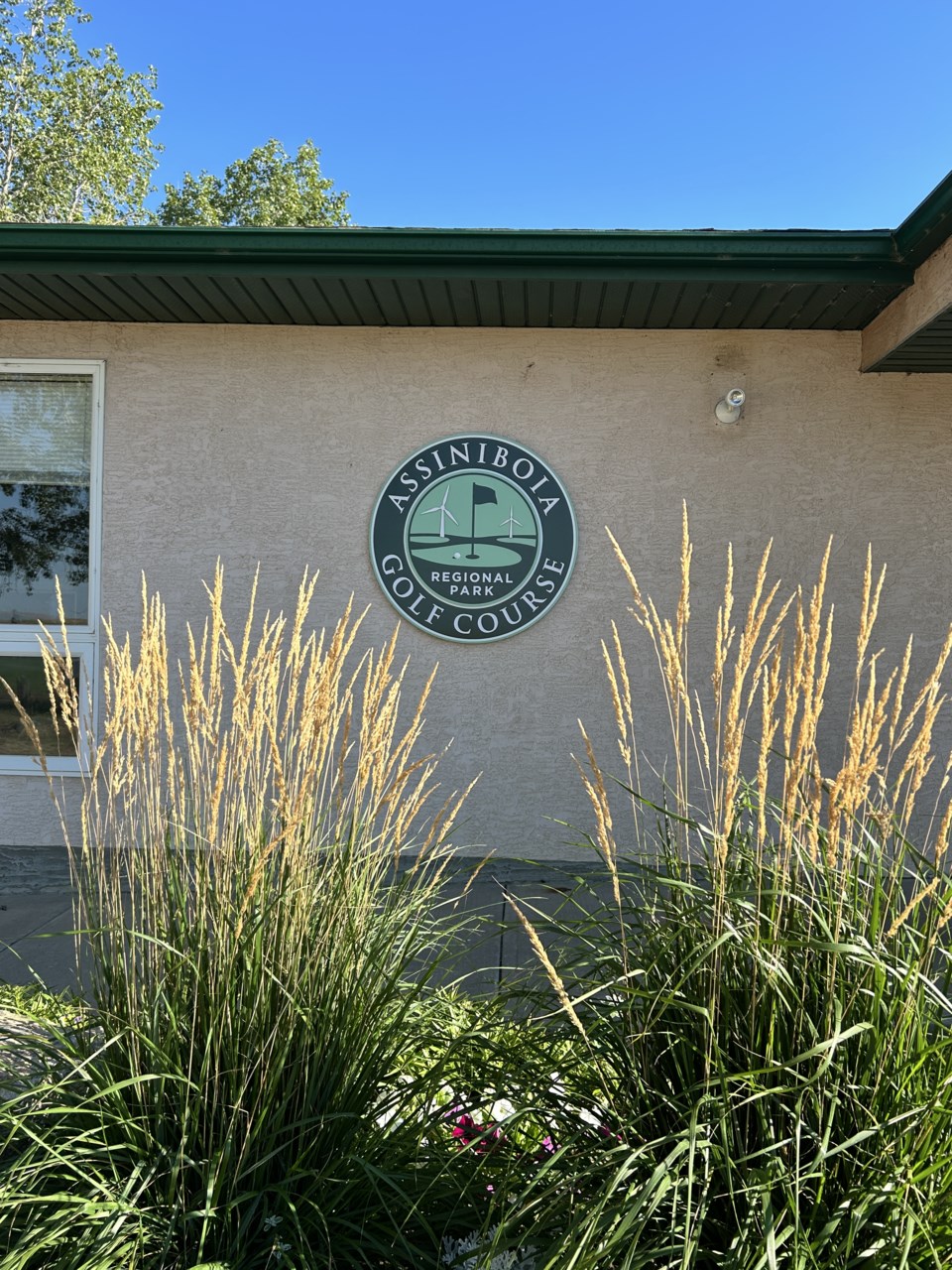 assiniboia-club-house-golf-new-sign