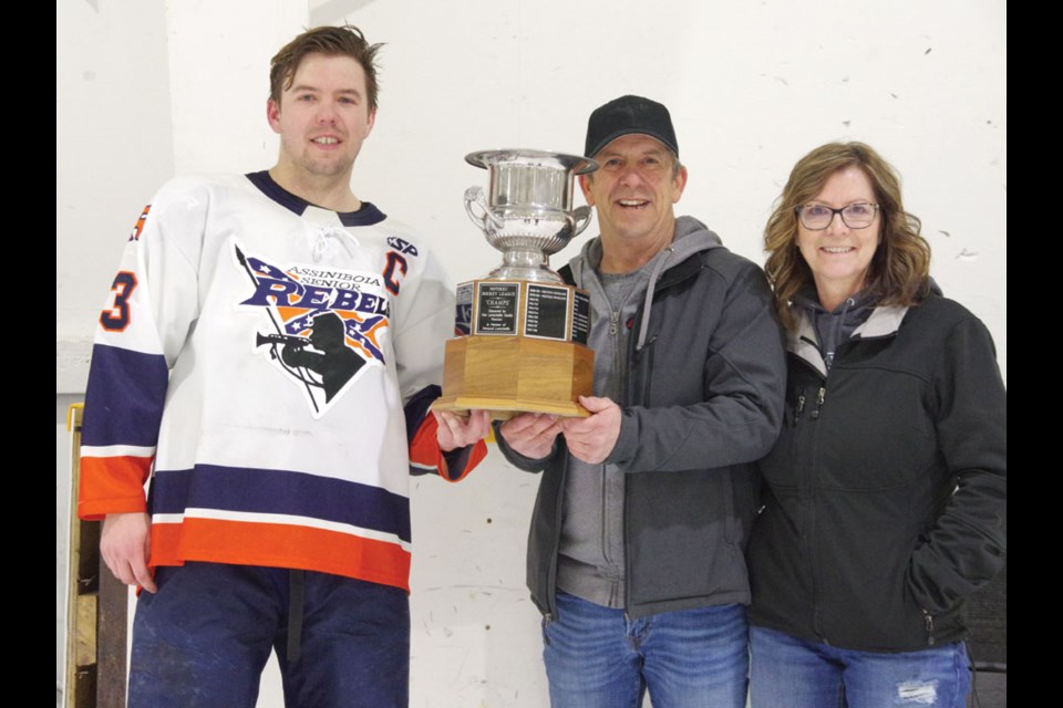 Kyle Hall accepts the League Trophy on behalf of the team.
Trophy presented by Grant and Kelly Elder. 