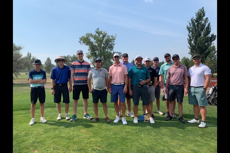The golfers entered in the Dave Price Memorial Horse Race gather for a group photo on the first tee. Photo courtesy of Taunia Turnbull. 