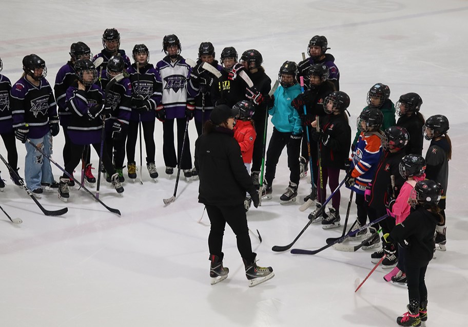 female-hockey-program