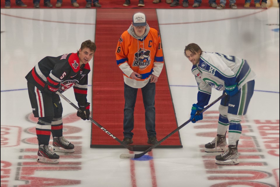 U-18 Rebels team captain Marshall Ruzicka drops the puck Bronco Van Eger and Warrior Denton Mateychuk.