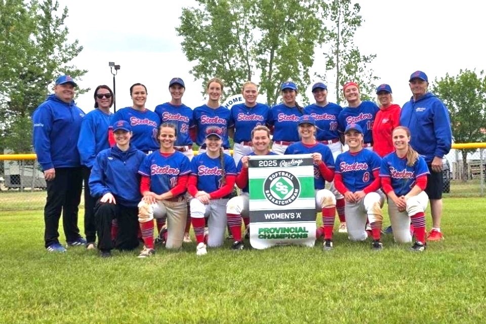 The СƵeast Steelers gather for a group photo after winning provincials.