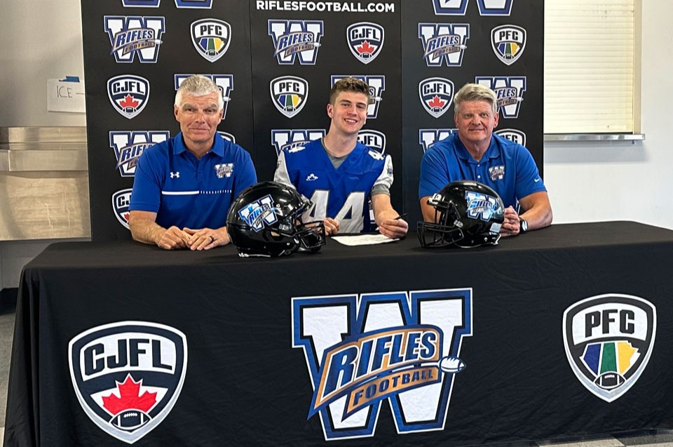From left, Winnipeg Rifles president Dale Driedger, Spencer Hill and Rifles head coach Geordie Wilson (R) formally sign Hill’s contract to play with the Rifles.