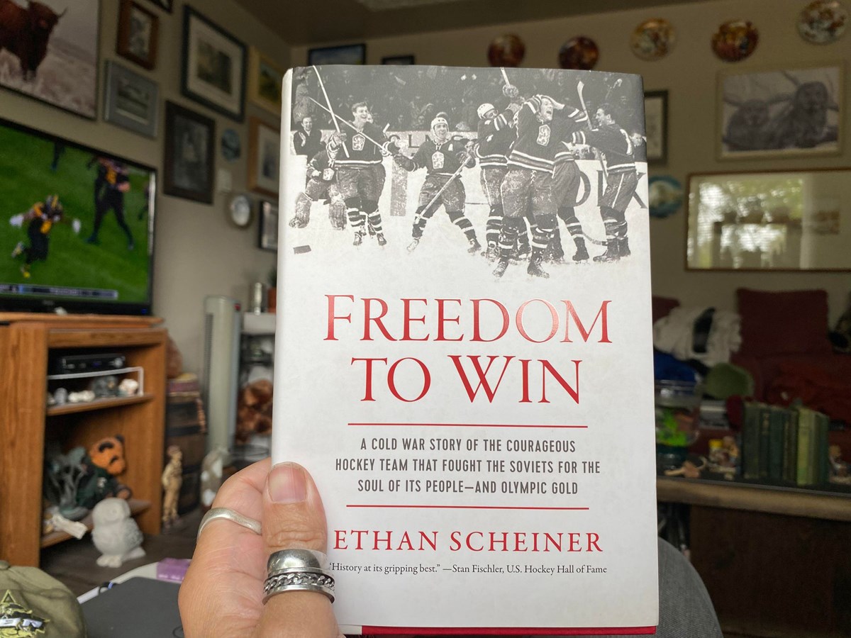 Kniha Ethana Shinera ukazuje rôzne aspekty hokeja