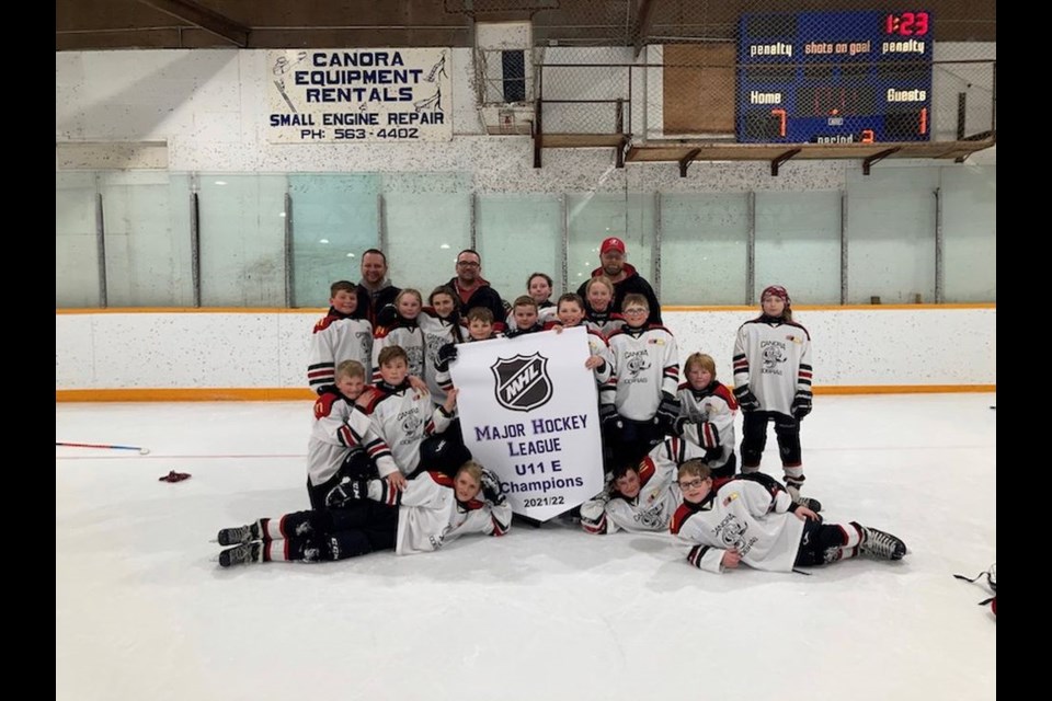 The U11 Canora Cobras wrapped up the ‘E’ Banner on March 21 at home with a 7-1 win over the Moosomin Blue Rangers. From left, were: (back row) assistant coaches Colin Kitchen and Kurtis Shukin, and head coach Jeff Sznerch; (back row standing players) Reid Kitchen, Kenzee Kopelchuk, Angel Sliva, Chloe Doogan and Courtlyn Heshka; (front row standing players) Karter Shukin, Mason Reine, Wade Vangen, Cameron Sznerch and Priah Wolkowski; (kneeling) Yuri Olynyk, Zarin Godhe and Caden Doogan; (laying on ice) Ashton Strelioff, Kasen Heshka and Declan Unick.