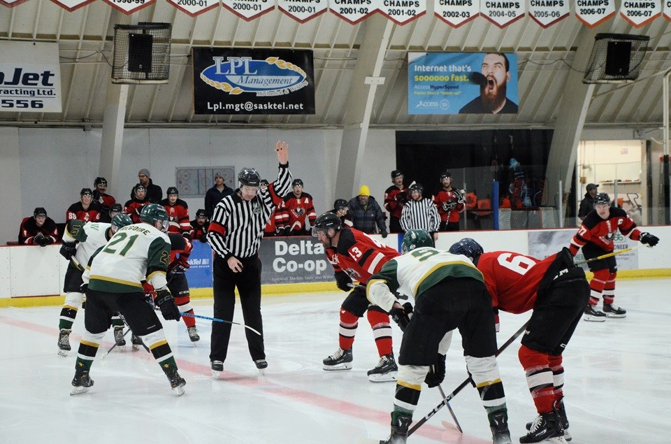 z7431-outlaws-miners-opening-faceoff