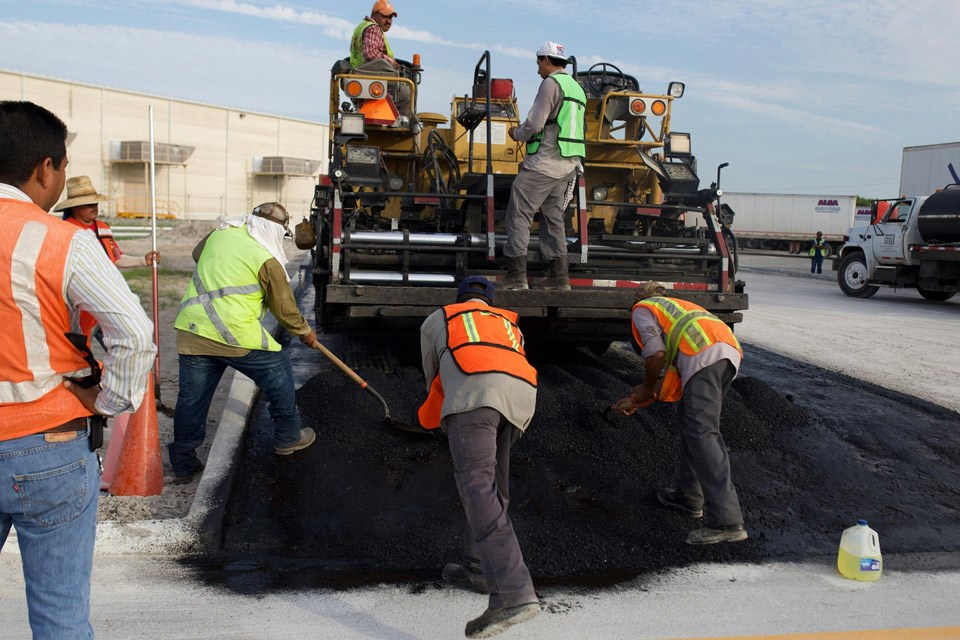 paving-crew-0525