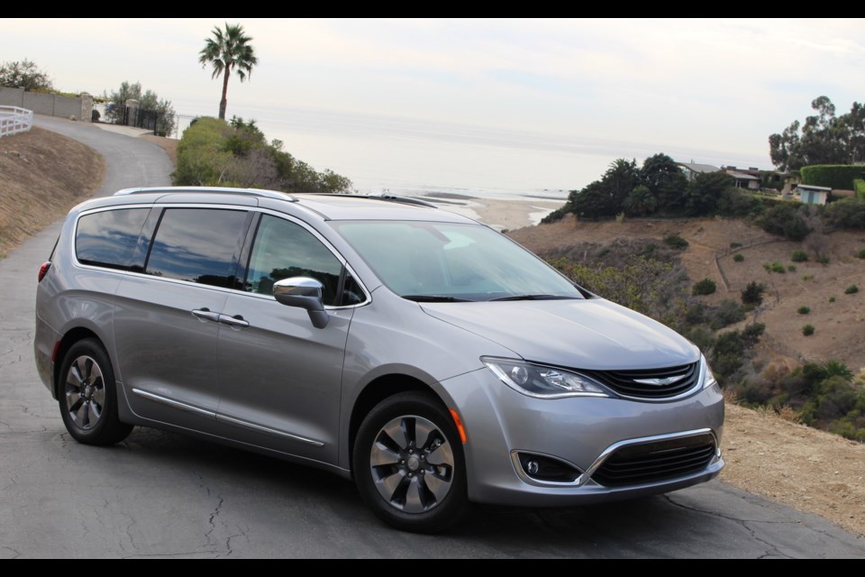 Chrysler Pacifica hybride 2017 Credit Michel Deslauriers