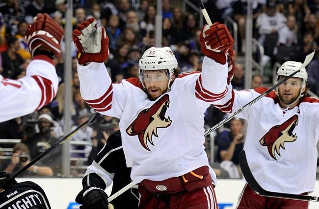 Coyotes sign Zucker, bring back 3 players to kick off free agency
