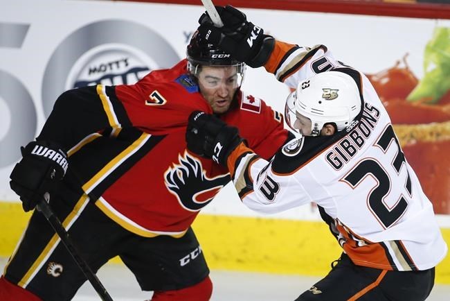 Andrew Mangiapane scores late to lift Flames over Ducks 2-1