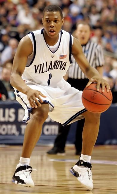 Kyle Lowry, center, a former Villanova player and current Toronto