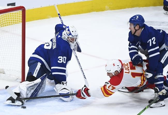 Maple Leafs winger Wayne Simmonds to miss six weeks with broken wrist