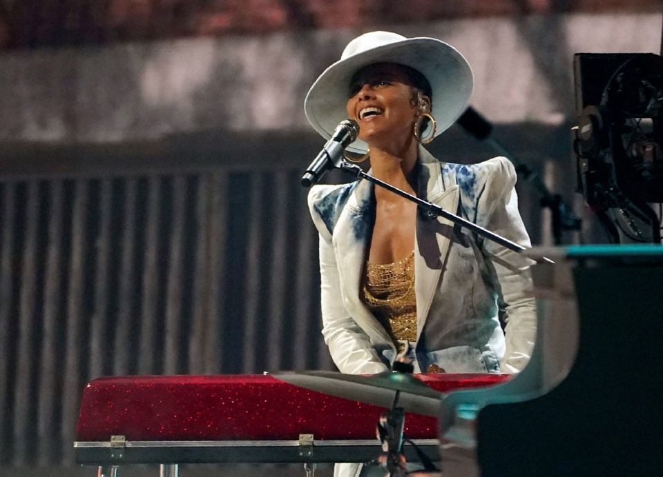 Glitter in the air: Pink, daughter wow at Billboard Awards ...