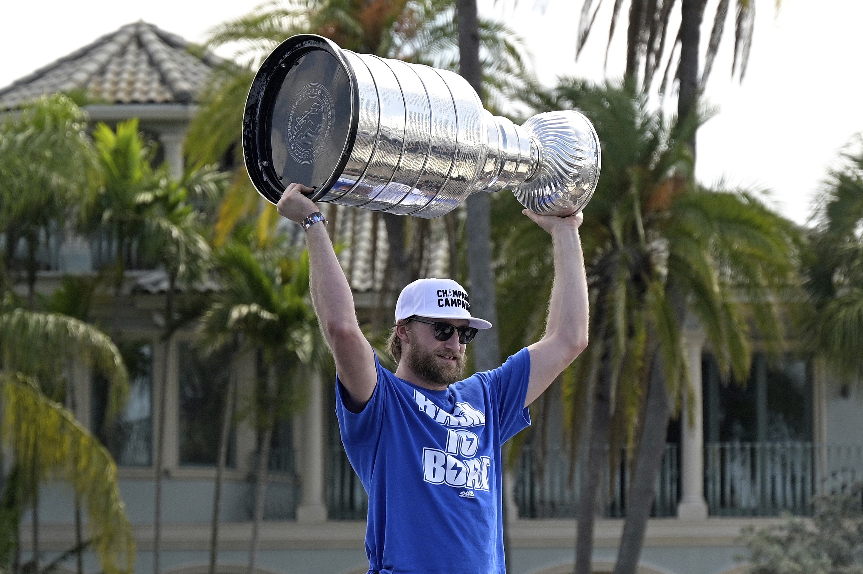 Stanley Cup dented as Lightning celebrate with Tampa boat parade