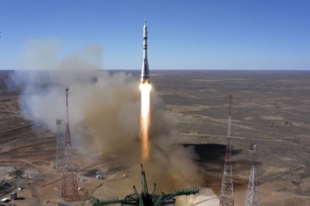 Российская съемочная группа на орбите снимает первый фильм в космосе Российская съемочная группа на орбите снимает первый фильм в космосе