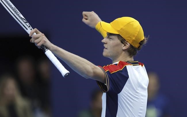 Sener extiende su racha ganadora y se une a Zverev en semifinales de Viena