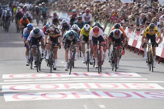 Bennett de Irlanda gana la segunda etapa de la Vuelta, Teunissen lidera la general