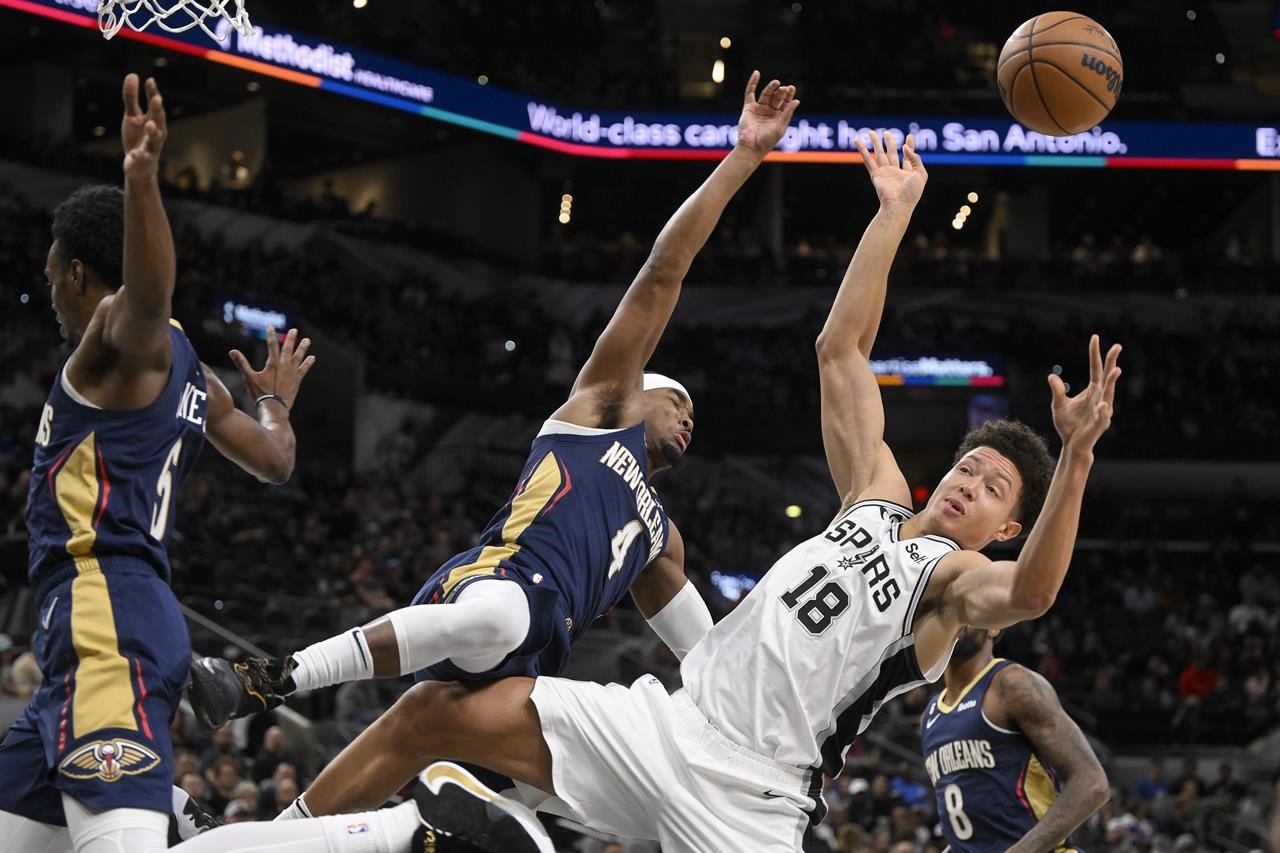 Zion Williamson scores 22 in NBA debut, but Pelicans lose to Spurs