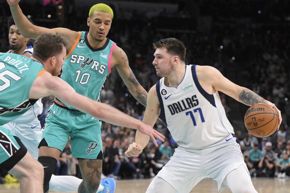 Doncic's 30-point streak hits 8 games as Mavs beat Raptors