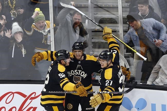 Bruins win 17th straight over Coyotes 2-1