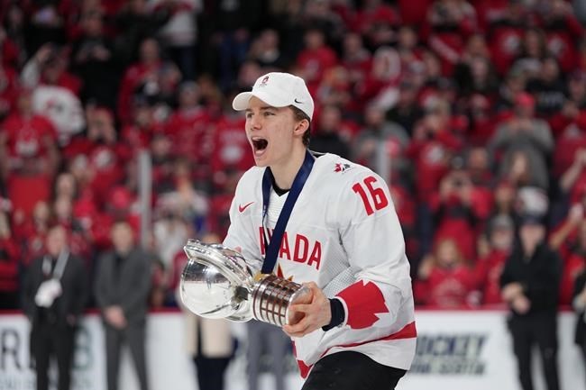 Juniorská hviezda Conor Bedard zapĺňa hokejové arény v západnej Kanade