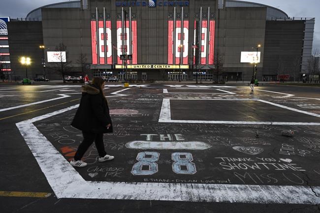 Photos: Chicago Blackhawks and fans pay tribute to Patrick Kane at United  Center