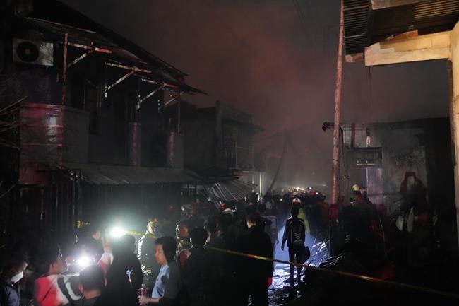 Un incendie dans un dépôt pétrolier indonésien fait 17 morts ;  des milliers évacués