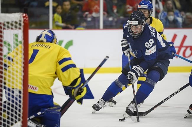 Die Finnen schlagen Schweden mit 4:2, die USA schlagen die Tschechen mit 6:2, Deutschland schlägt Frankreich bei der World of Hockey