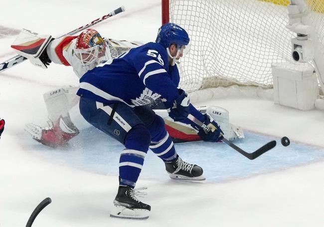 Bunting scores twice, Leafs down Canadiens 5-1