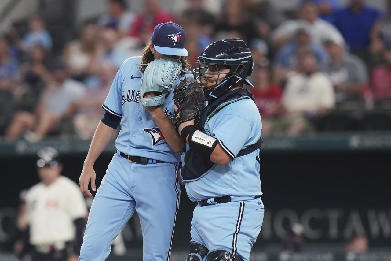 Catcher Alejandro Kirk leaves Blue Jays game after being hit by