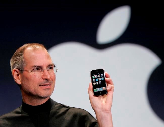AU-DELÀ DU LOCAL : L’iPhone de première génération est vendu aux enchères pour 190 000 $