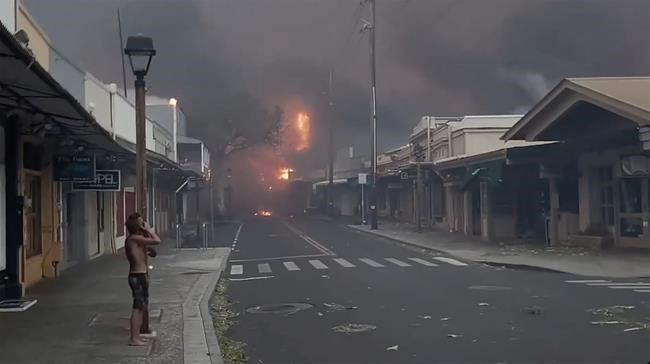 People in Hawaii flee into ocean to escape wildfire destroying historic Maui tourist town People in Hawaii flee into ocean to escape wildfire destroying historic Maui tourist town