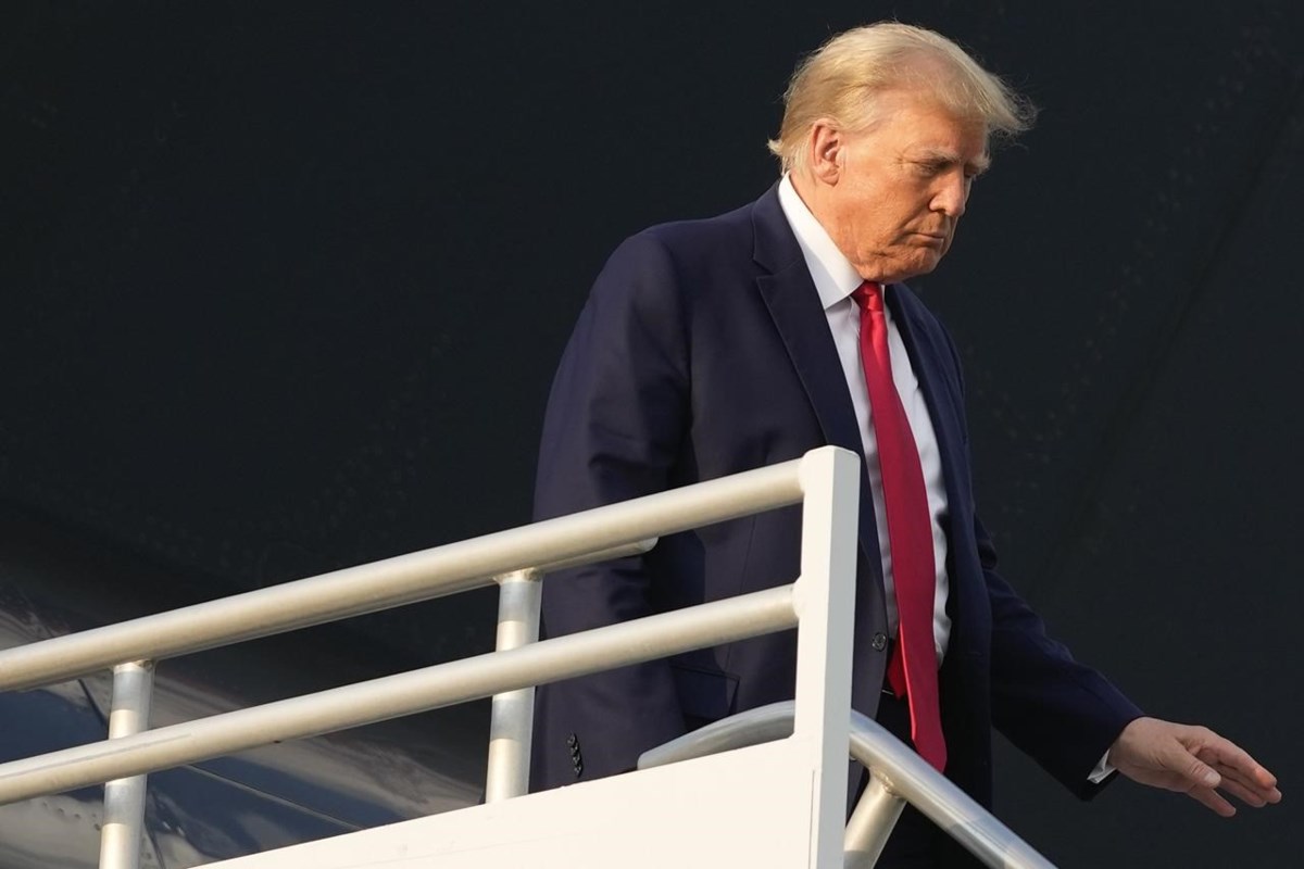 Trump arrives at Atlanta jail to surrender on charges he tried to overturn his 2020 election loss