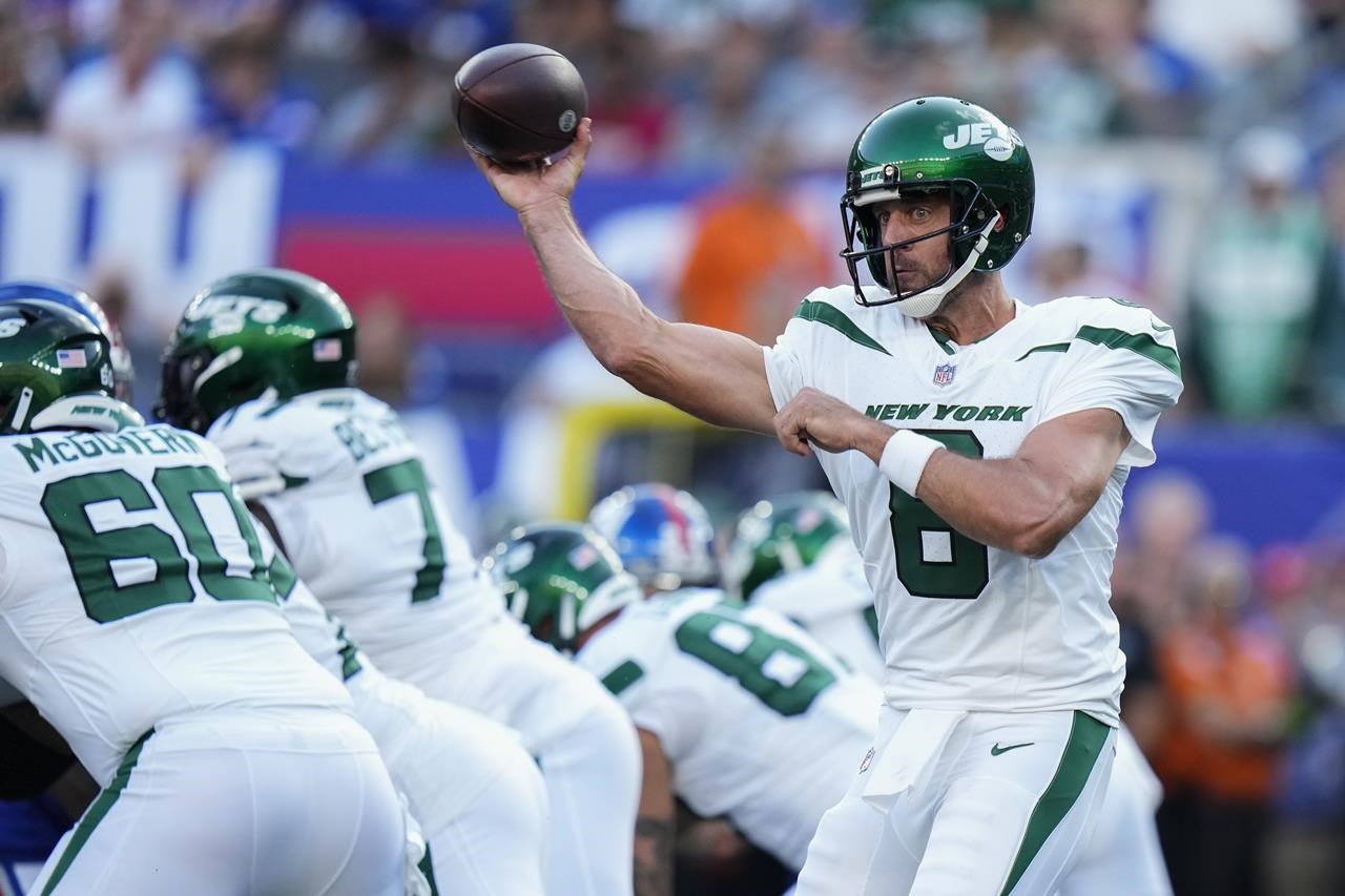 Aaron Rodgers throws a TD pass in his brief preseason debut as