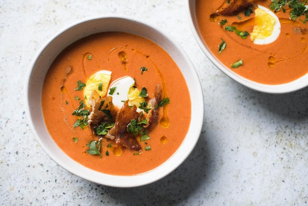 Refréscate con la ‘otra’ famosa sopa de tomate fría de España
