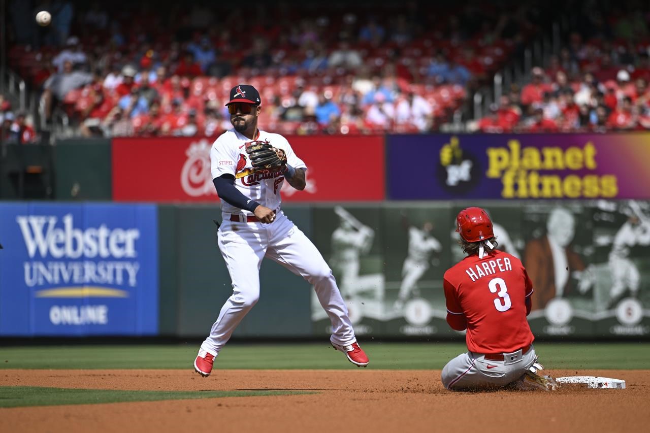 Walkers tiebreaking homer in 8th inning helps Cardinals beat Phillies 6-5 