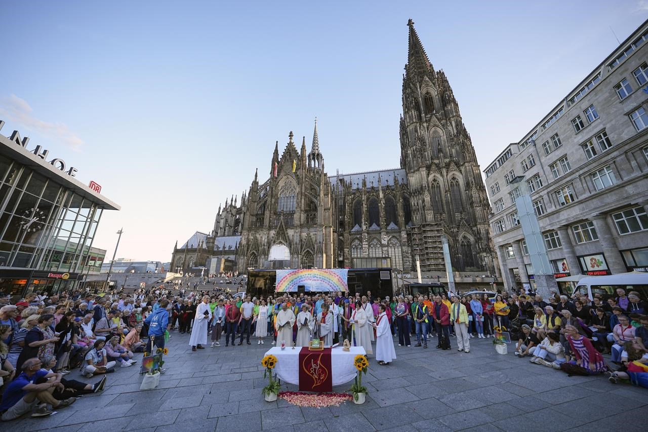 Catholic priests bless same-sex couples in defiance of a German archbishop  picture